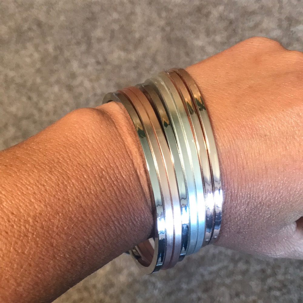 8 bracelets in brushed & shinny tones
